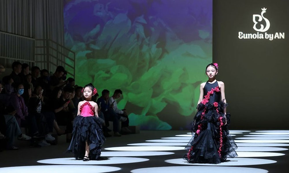 Vietnamese designs impressed visitors at Shanghai Fashion Week